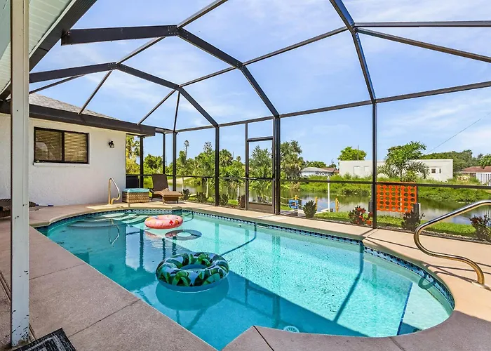 Cozy Retreat, Heated Pool, Water Canal, Bikes,3 Bedroom